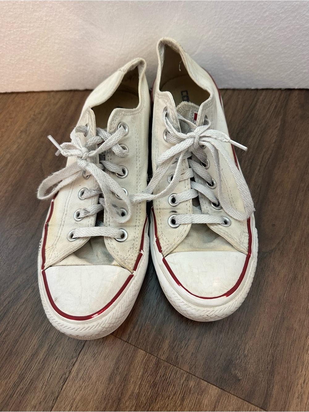 Converse Kids Low-Top Sneakers in Off-White with Red Trim